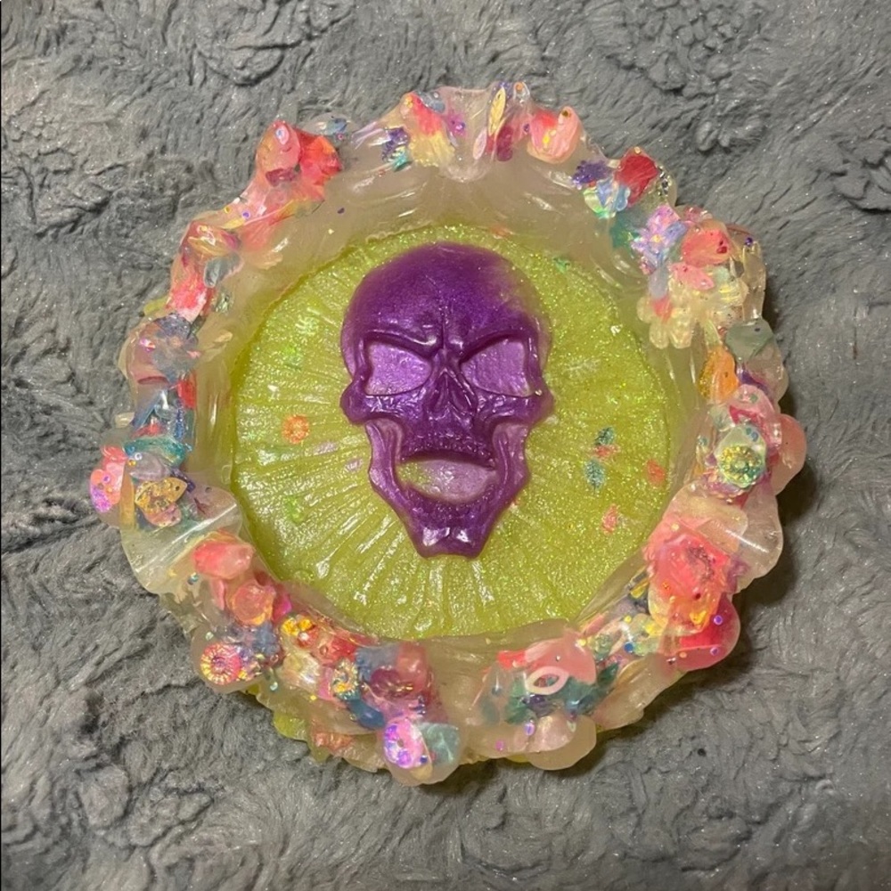 Skull and bones resin ashtray